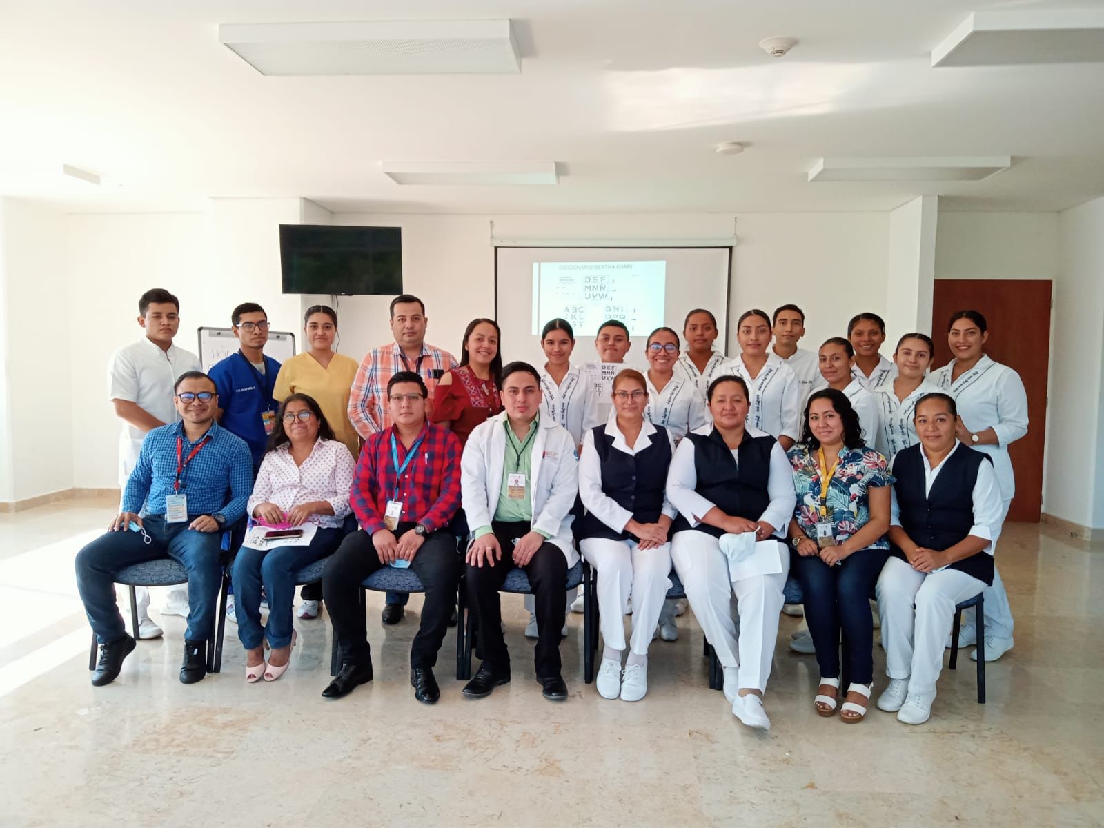 Fotografía grupal posterior a la capacitación Bertha-Gama