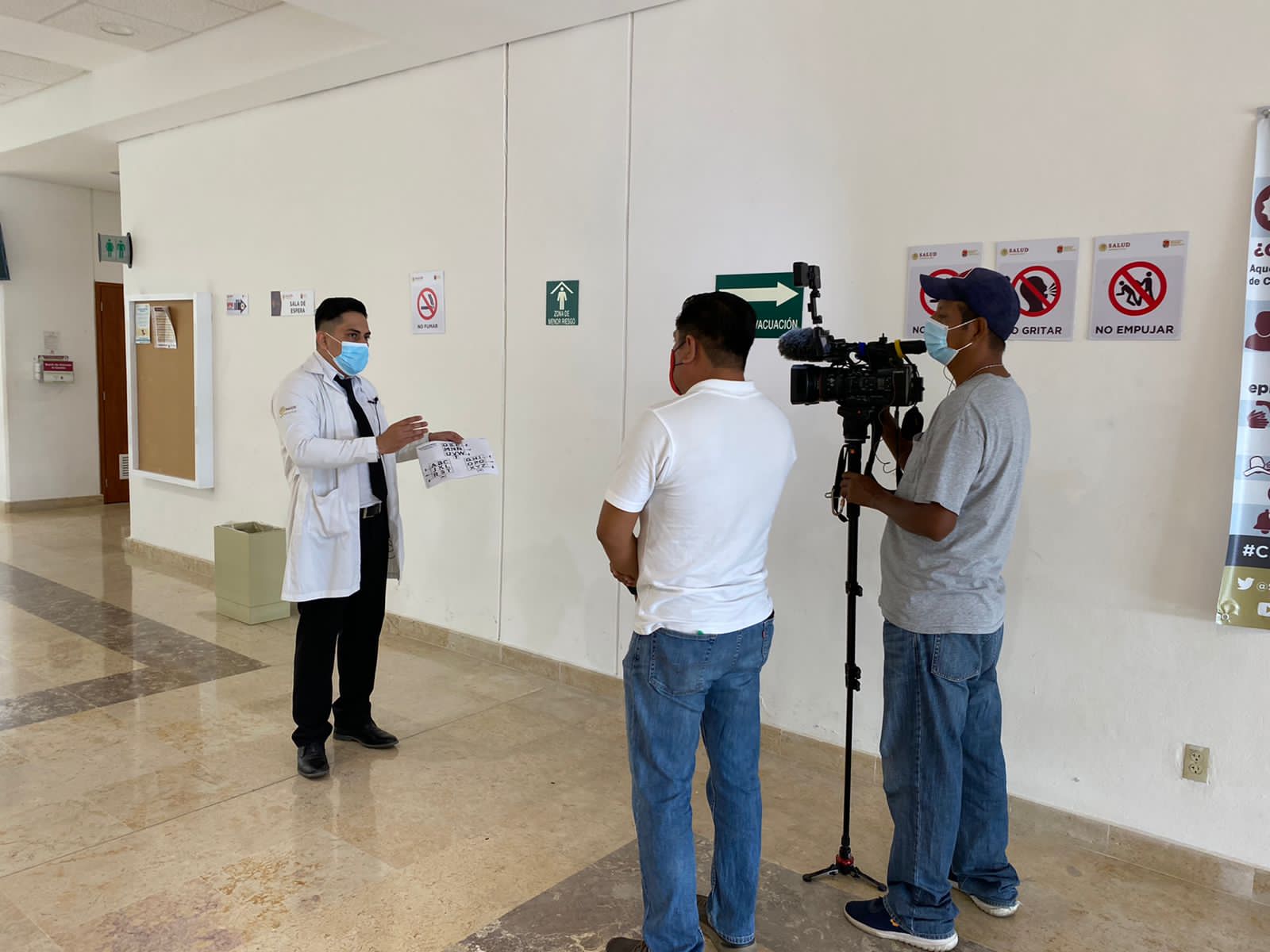 Entrevista en hospital mostrando el Diccionario Bertha-Gama